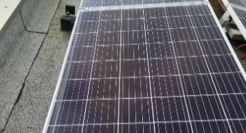 Zonnepanelen op een plat dak tijdens een realisatie van DRD Dienstverlening.