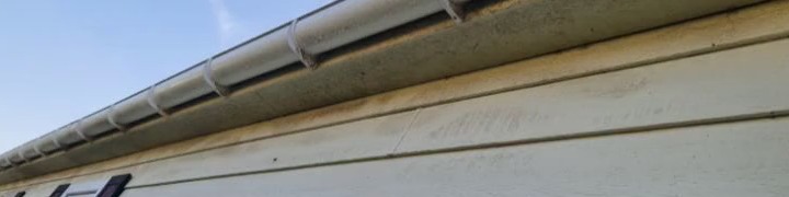Gereinigde dakgoot en gevelrand tijdens een realisatie van DRD Dienstverlening.